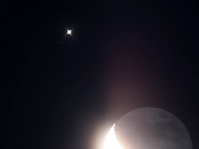 Соединение луны и юпитера. Луны Юпитера. Юпитер и Луна в соединении. Соединение Луны и Венеры. Луна и Сатурн в соединении.