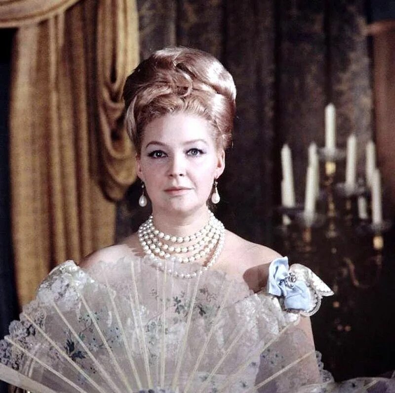 Элен курагина война и мир. Елена васильевна курагина. Елена (элен) васильевна курагина. Элен скобцевой. Княжна курагина.