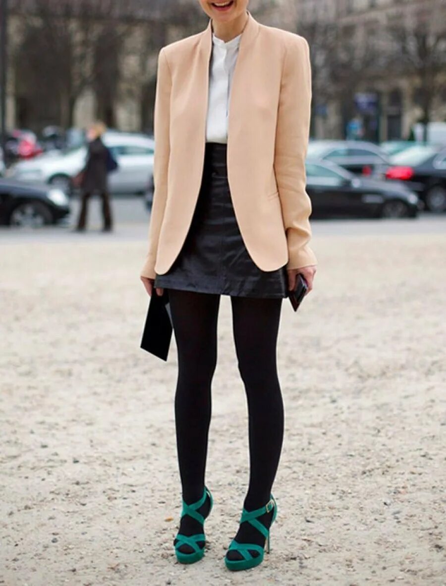 Девушки в колготках босиком. Образ с синими колготками. Worn tights. Голубые колготки. Девушки в разноцветных колготках.