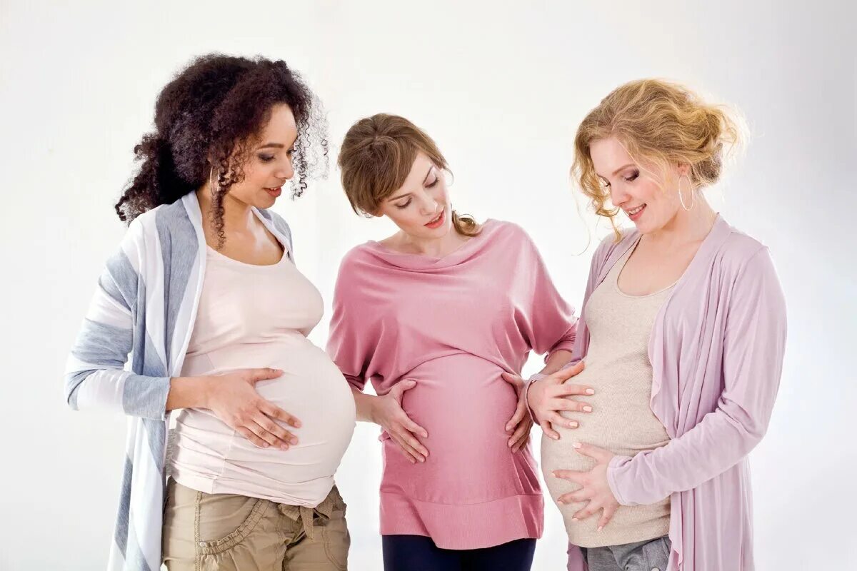 Беременные женщины. Мама беременна. Группа беременных. Несколько беременных женщин. Рожать после 35