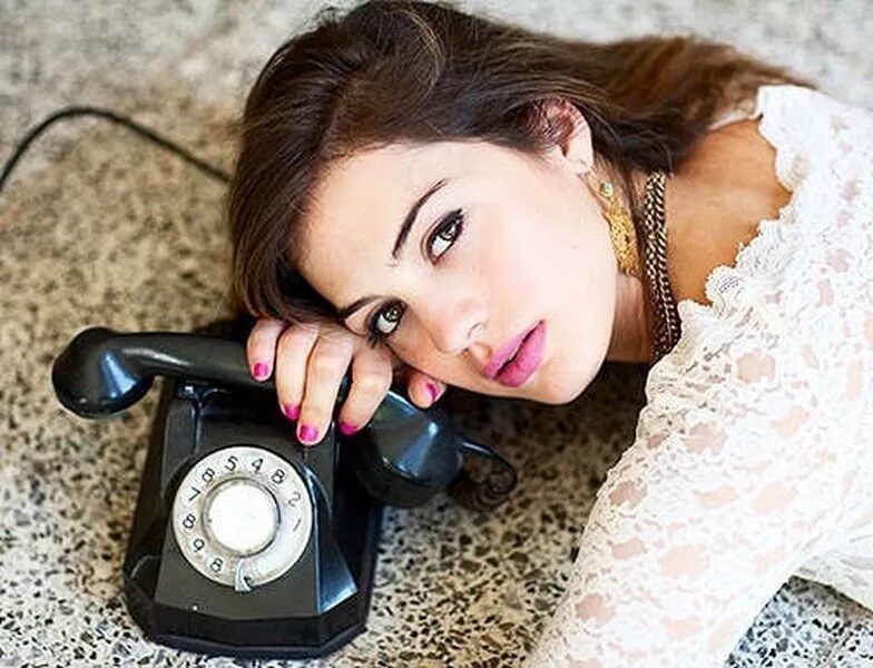 Хотя фото. Девушка с телефоном. Красивые девушки на телефон. Картинки на телефон девушки. Женщина с телефонной трубкой.