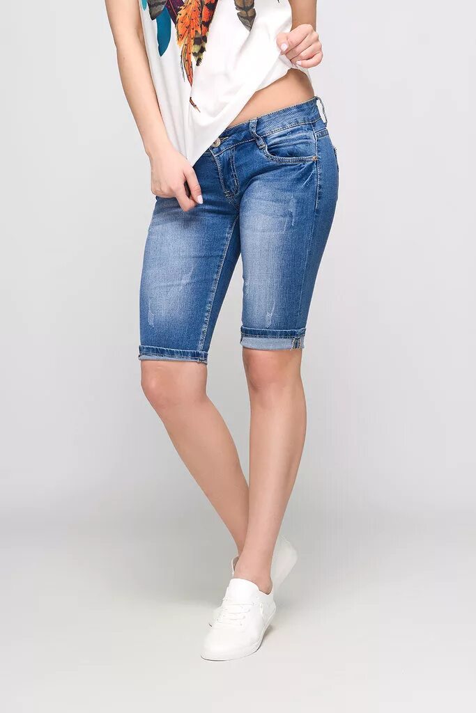 Удлиненные джинсовые шорты. Джинсовые шорты бермуды женские 2023. Джинсовые бриджи женские. Джинсовые шорты женские удлиненные. Шорты джинсовые женские длинные.