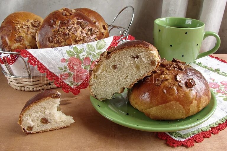 Булочка ванильная. Булочки с орехами. Булочки с изюмом. Булочка калорийная с изюмом. Булочка калорийка в ссср.