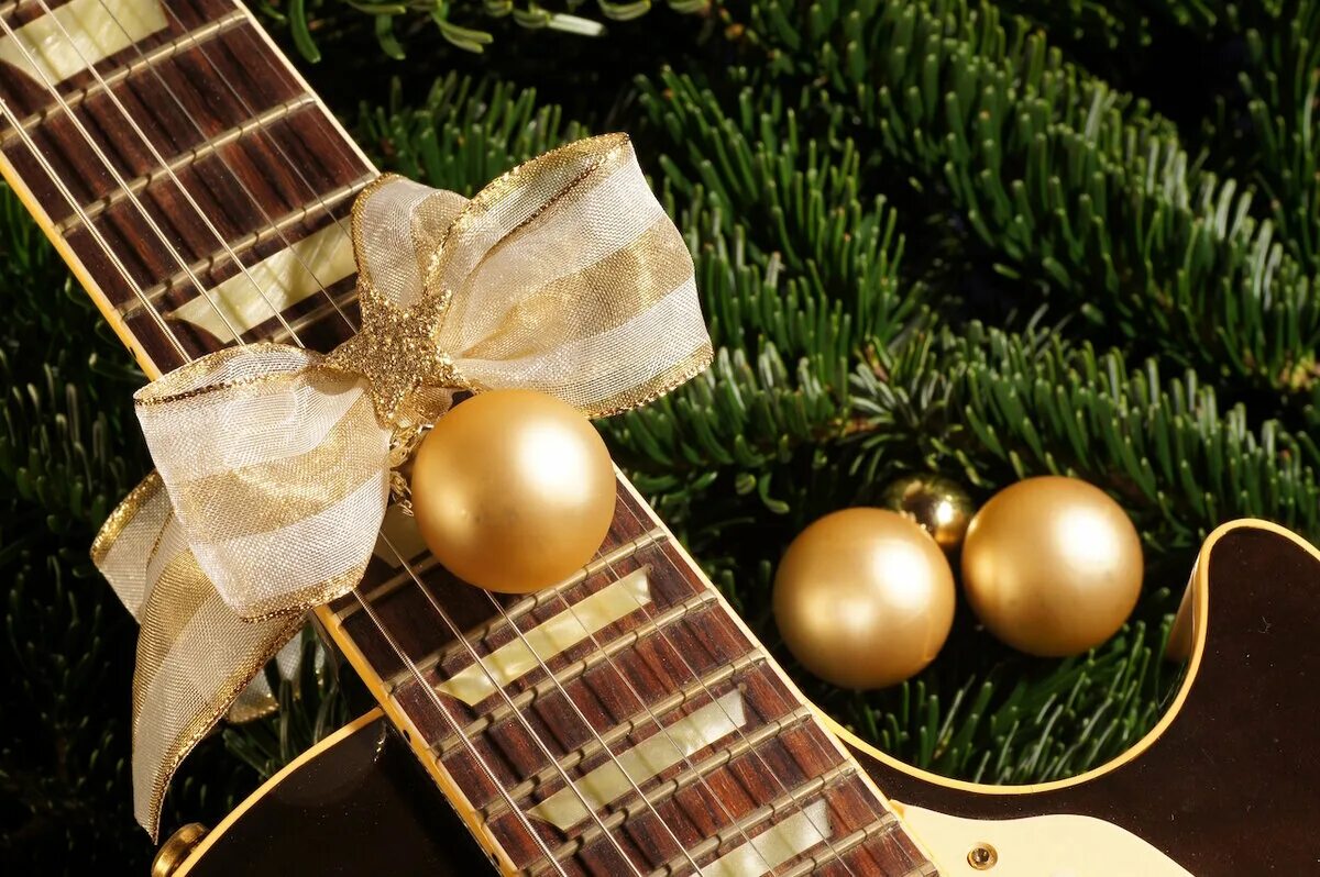 Подарить музыку на телефон. Гитара новый год. Гитара Новогодняя ёлка. Новый год гитара елка. Гитара Рождество.