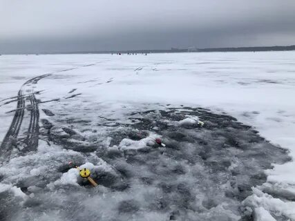 Безумная горка на берегу финского залива ледяная