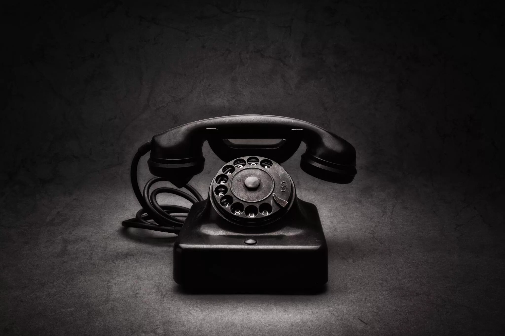 Старые вызовы на телефон. Старинный телефон. Телефон арт. Старый телефон арт. Старинный телефонный звонок.