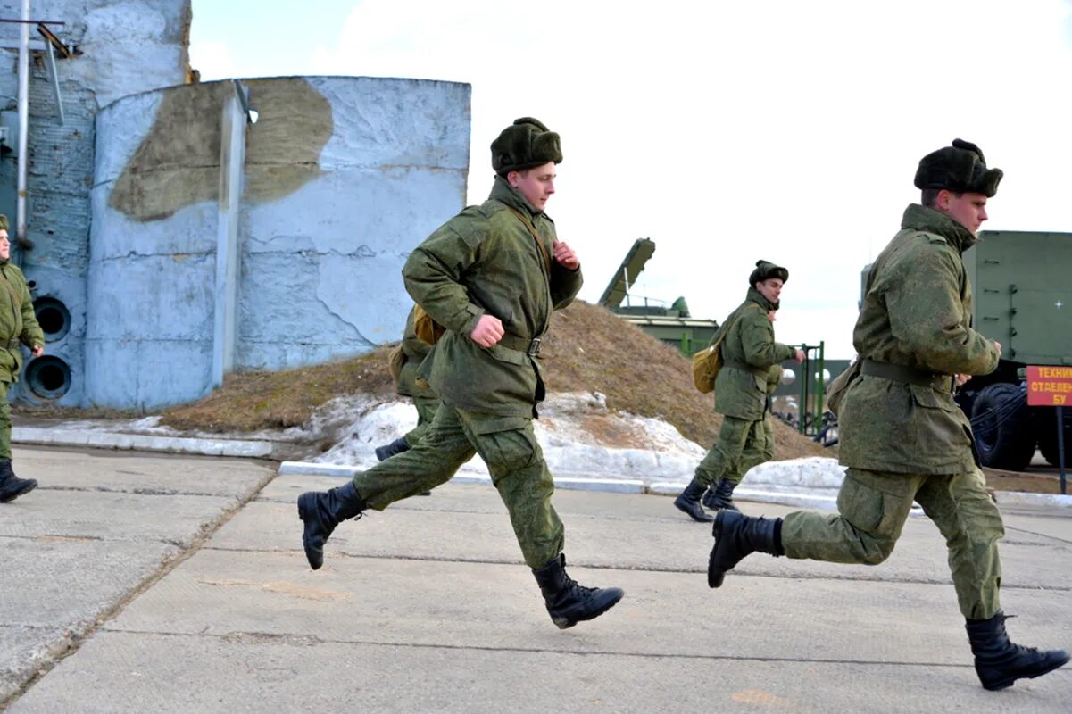 Тревога в армии. Боевая тревога солдаты. Солдаты тревога. Рота Боевая тревога.