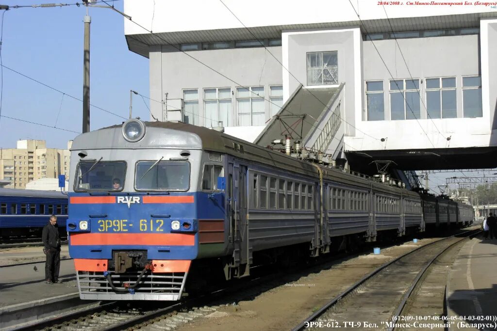 Электрички минская лесной. Пригородные электрички в 2008 году фото. Электричка 2008 года. НИО эр9.