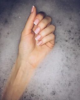 Мизинец девушки