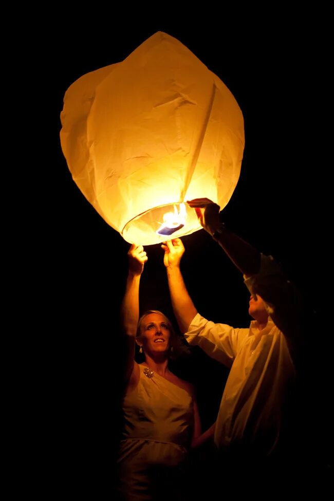 свеча шар. подсвечник стеклянный подвесной. подсвечники из стекла. шар подсвечник подвесной. шар со свечкой.