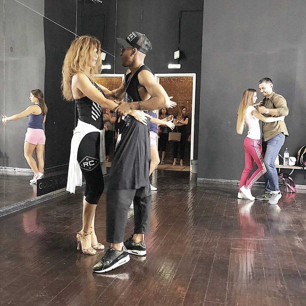 Dancing golden. студия танцев голд дэнс. Gold dance кутузовский. Golden dance новокузнецкая. старокирочный переулок 2 gold and dance.