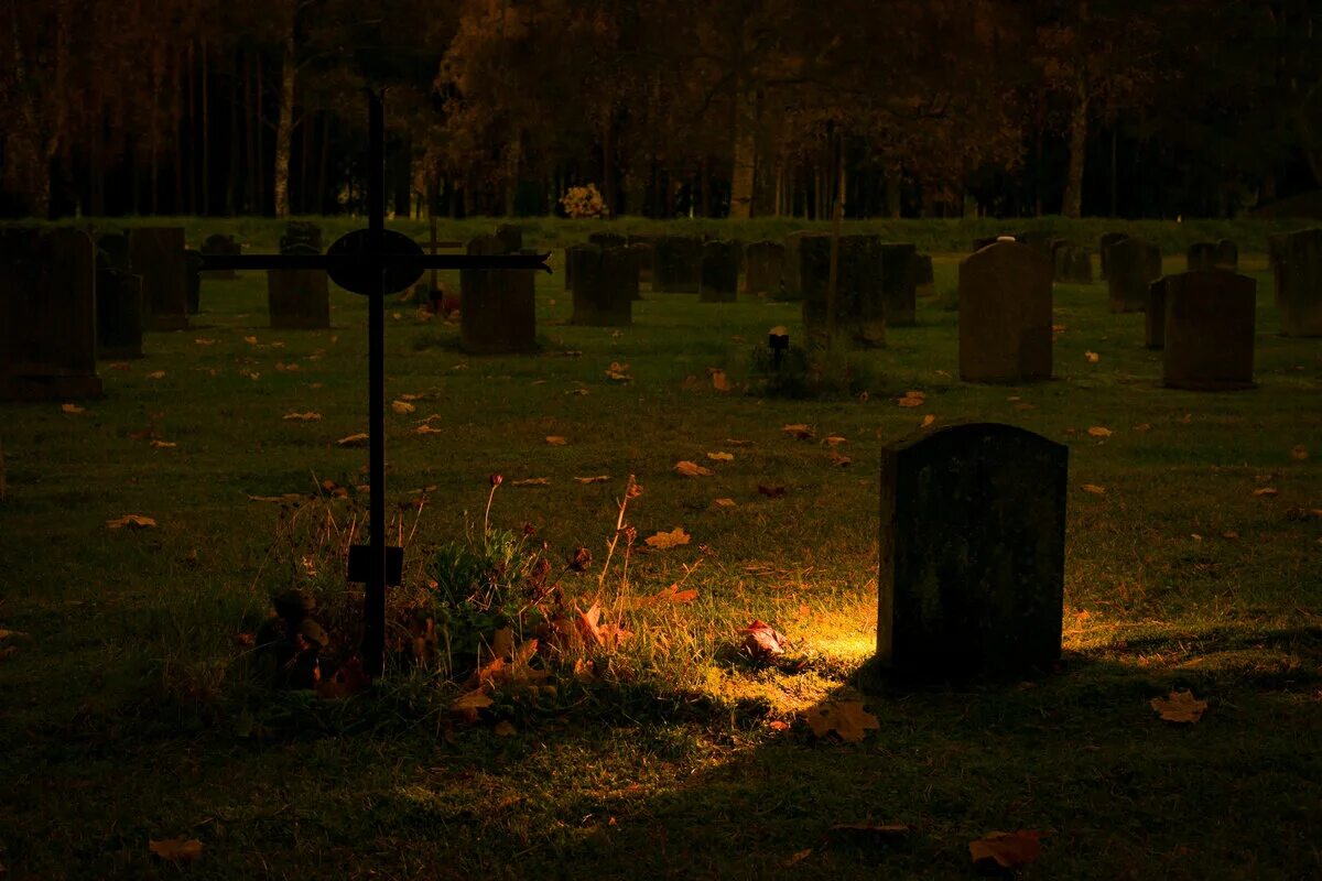 Ночное кладбище. Кладбище ночью. Красивое кладбище. Мрачное кладбище. История произошедшая ночью