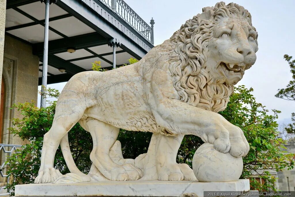 Львы воронцовского дворца в крыму. Воронцовский дворец ялта львы. Воронцовский дворец статуи львов. Парк воронцовского дворца в крыму. Воронцовский дворец львы.