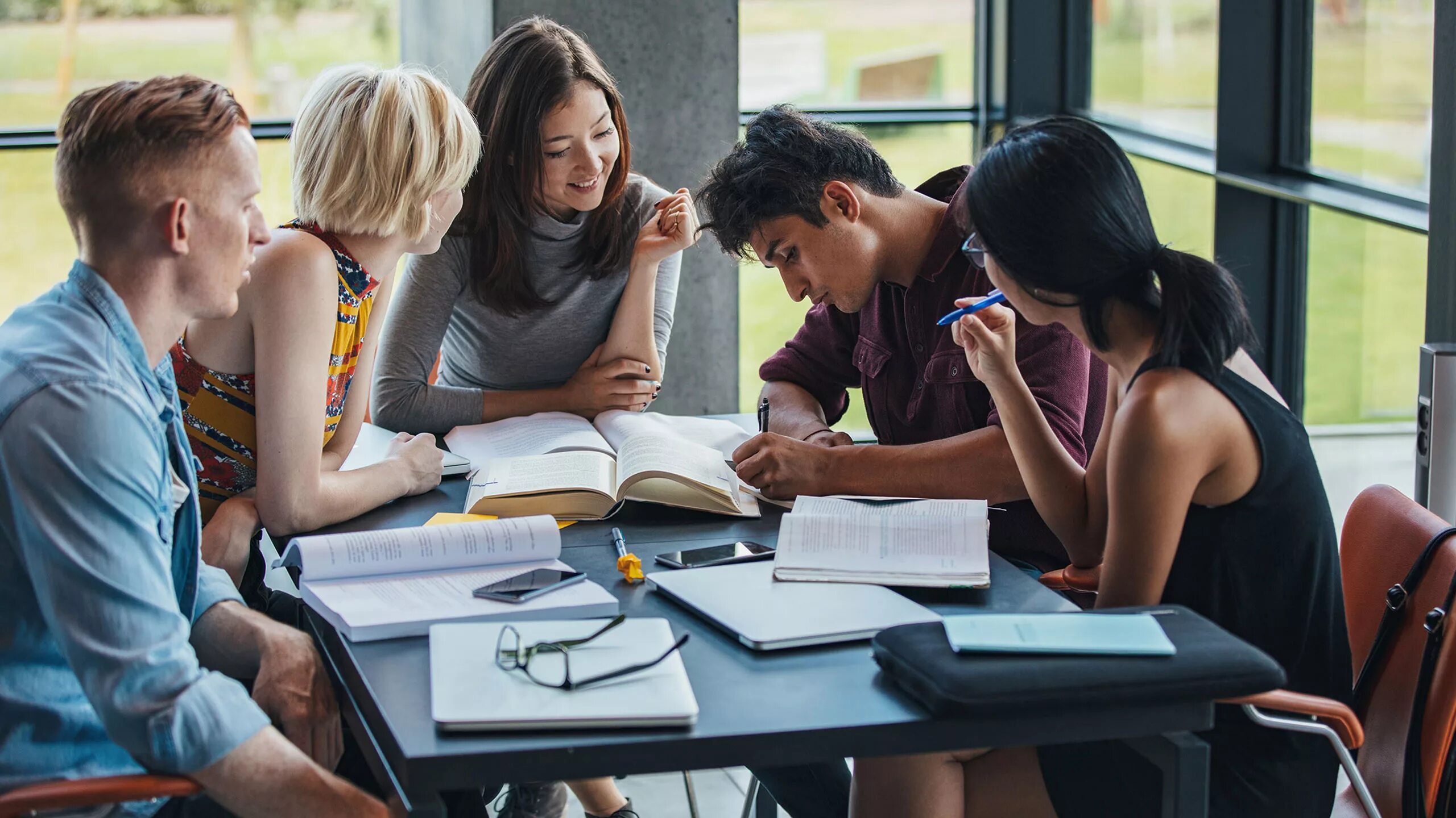 Talk exams. Общение студентов. Занятие в вузе. Занятия в университете. Студенты на занятиях.