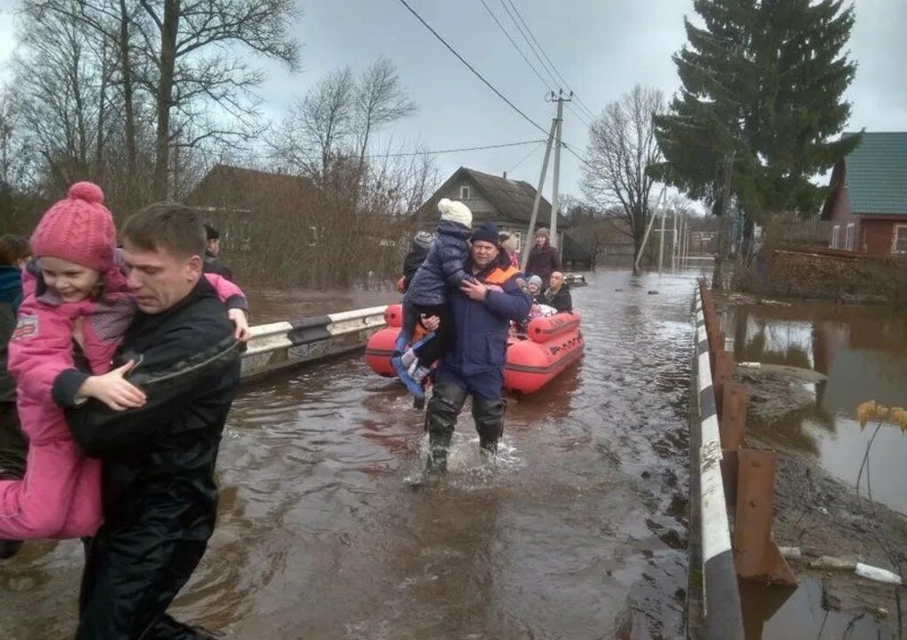 Аварийная новгородской области. Подтопления в Новгородской области. Затопления в Новгородской области. Паводок в Новгородской области. Наводнение спасение.