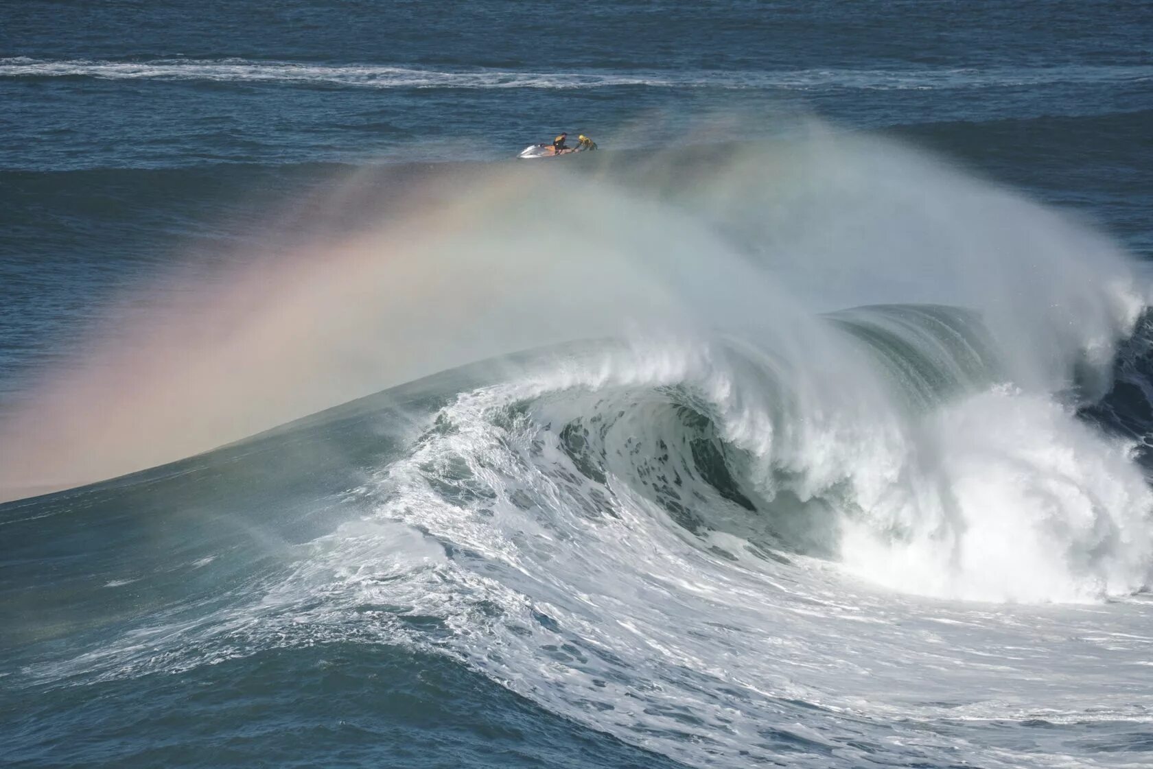 Самая высокая волна. Португалия сёрфинг волны. Большие волны. Самые большие волны. Самая огромная волна в мире.