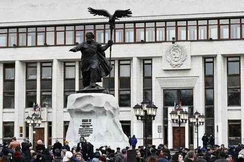 Где стоит памятник ивану