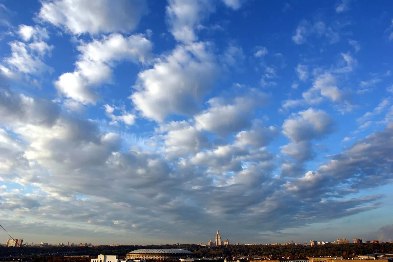 Красивые облака. Небо Москва. Небо над городом. Небо с облаками.