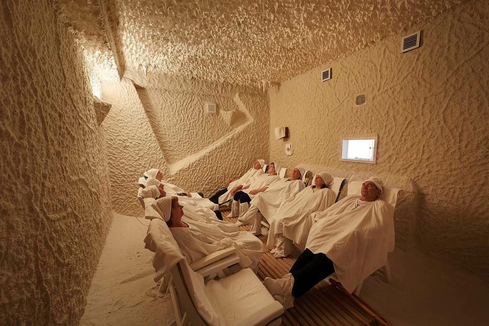 Спелеокамера соляная пещера. Спелеотерапия галокамера что это. Спелеотерапия и галотерапия. Соляная галокамера. Соляная галокамера.