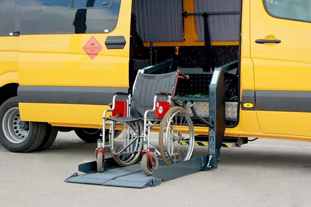 Какая машина для инвалидов. Форд Транзит для инвалидов колясочников. Фольксваген Кадди для инвалидов колясочников. Луидор 2250d2 для инвалидов колясочников. ЛИАЗ 5292 пандус для инвалидов.