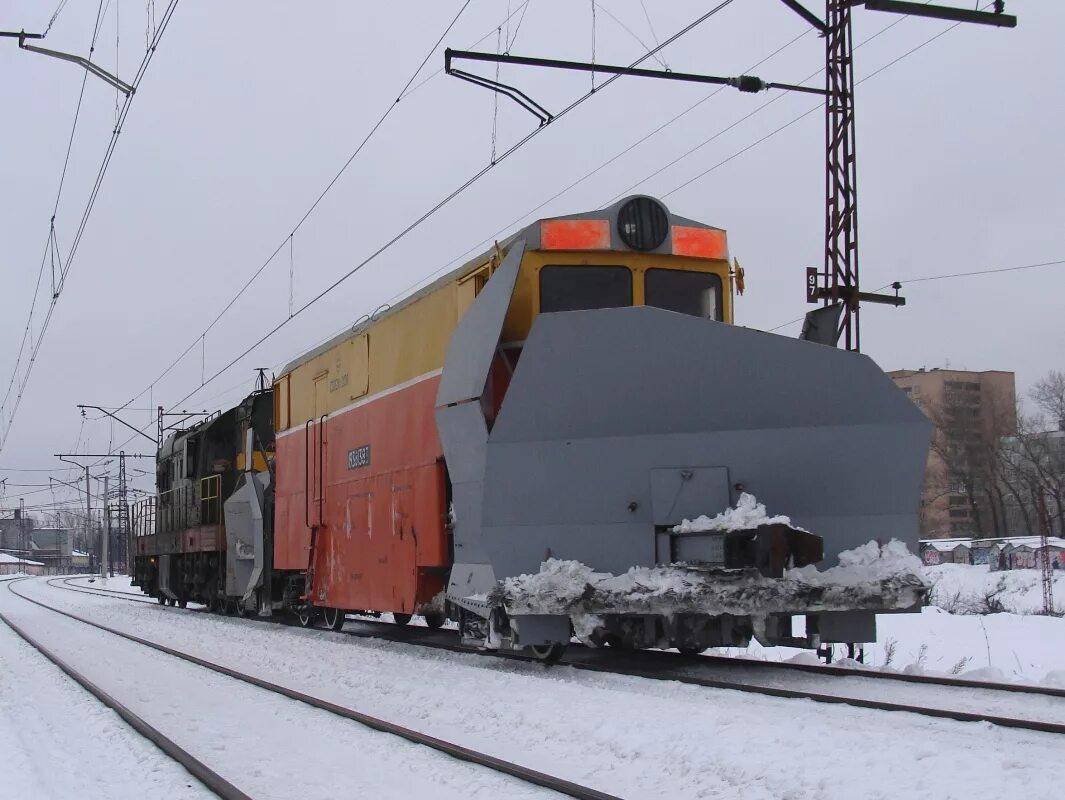 Железнодорожный снегоочиститель буран. Очистка железнодорожных путей от снега. Роторный локомотив снегоочиститель. Чистка жд путей. Рельсовый снегоочиститель.