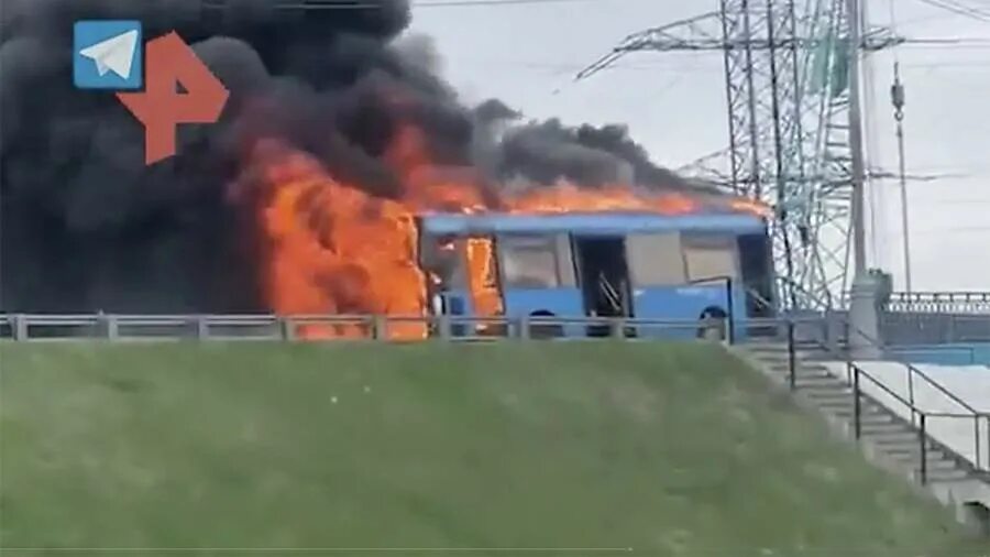 Пожар на алтуфьевском шоссе сегодня. Пожар на алтуфьевском шоссе сегодня. Пожар на северо востоке москвы 25. Пожар на алтуфьевском шоссе сейчас. Пожар в алтуфьево сегодня.