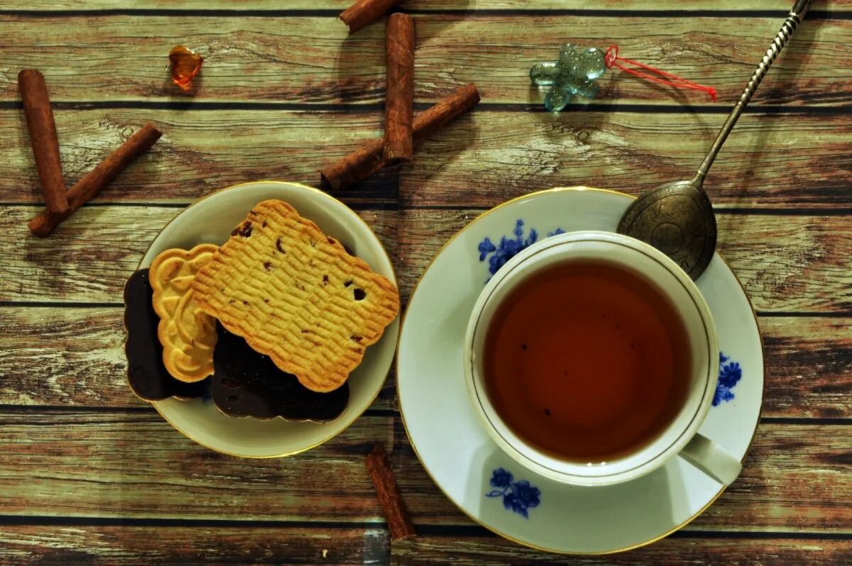 Можно пить чай с печеньем. Чай с печеньками. кружка чая с печеньем. чаепитие с печеньем. печенье с чаем.