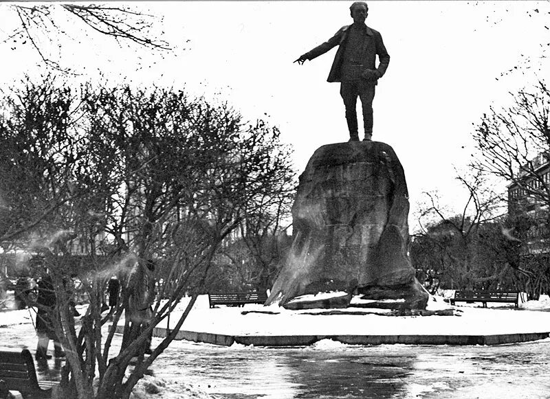 Памятники свердловска. Памятники свердловска. Памятники свердловска. Свердлову (екатеринбург). Я м свердлов памятник в свердловске.