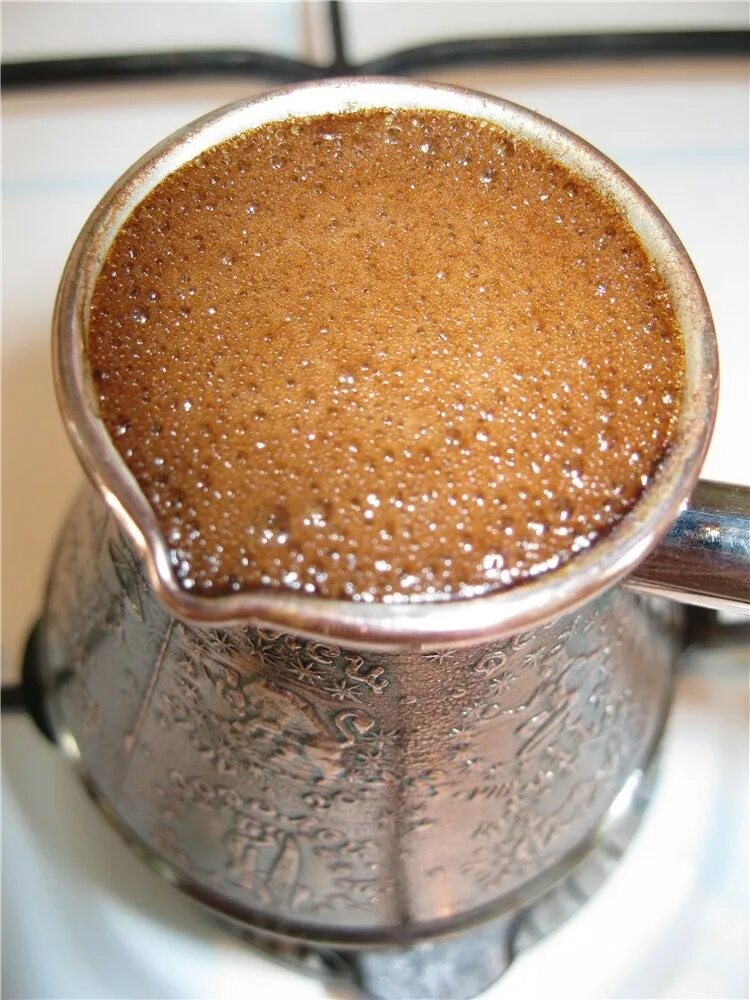 Заварить кофе в домашних условиях. Кофе в турке. Кофе в турке с пенкой. Турка для кофе. Вареный кофе.