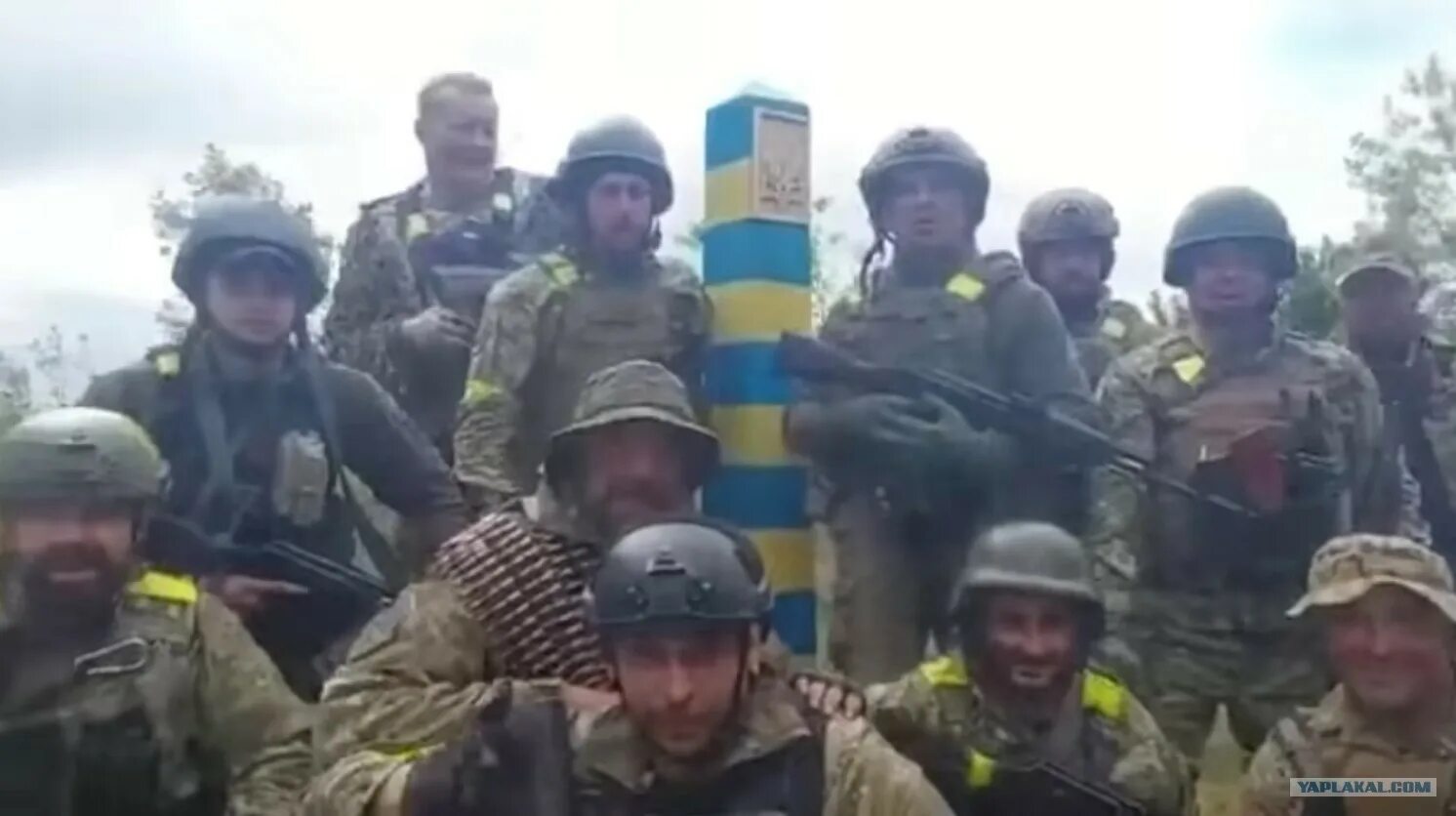 Прорыв границы с украиной. Хохлы с пограничным столбом. Украинские военные. Украинские войска. ВСУ Украины.