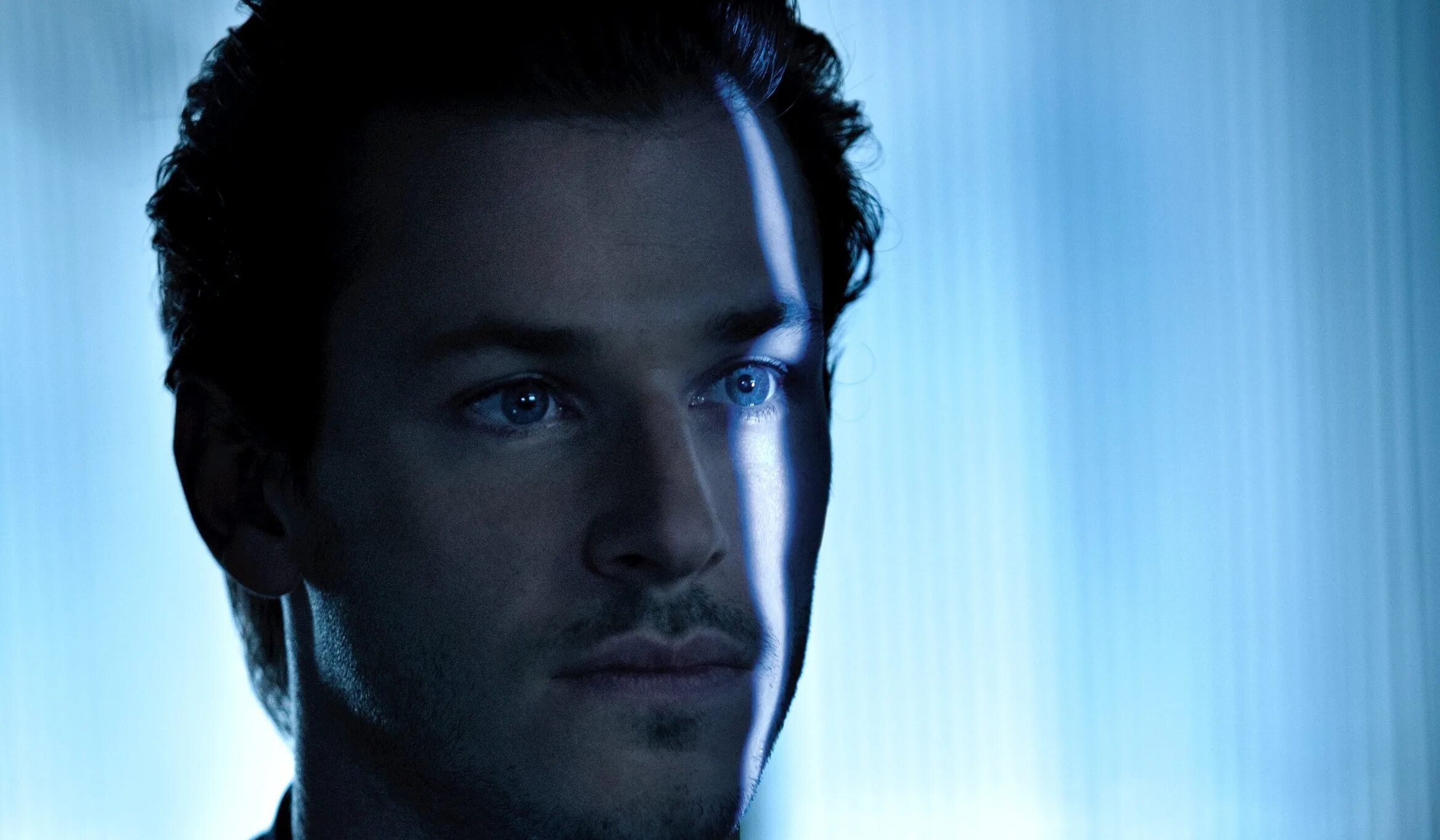 Рэйф файнс фото. Тобиас итон дивергент. He be an actor for 10. He be an actor for 10. Эдвард нортон 2019.