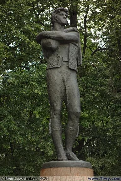 Памятник федору волкову. Памятник Федору Григорьевичу Волкову Ярославль. Памятник Волкову в Ярославле. Памятник Федору Волкова Ярославль.