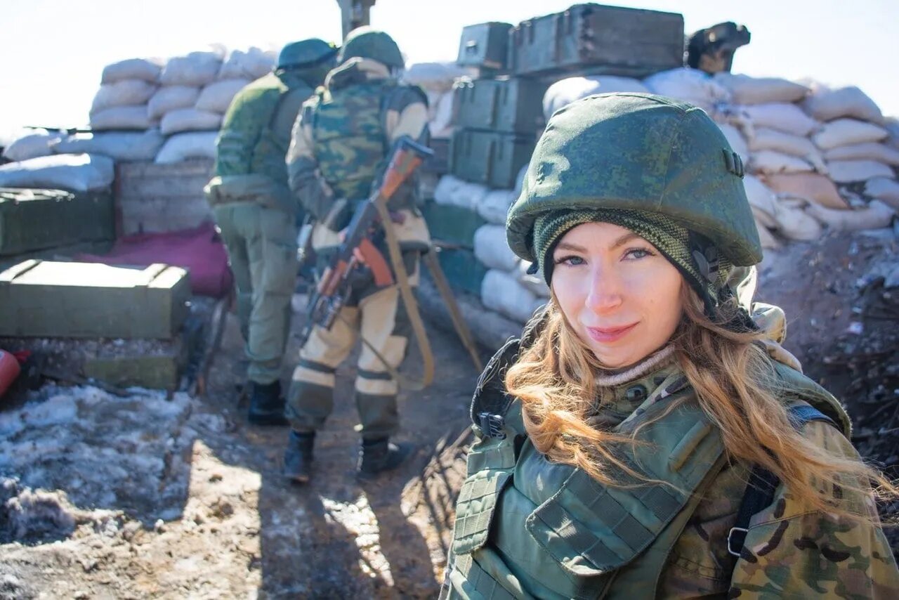 Девушка солдат. Поехать на донбасс женщине. Алина михайлова зсу. Добровольцы на вокзале симферополя. Поехать на донбасс женщине.