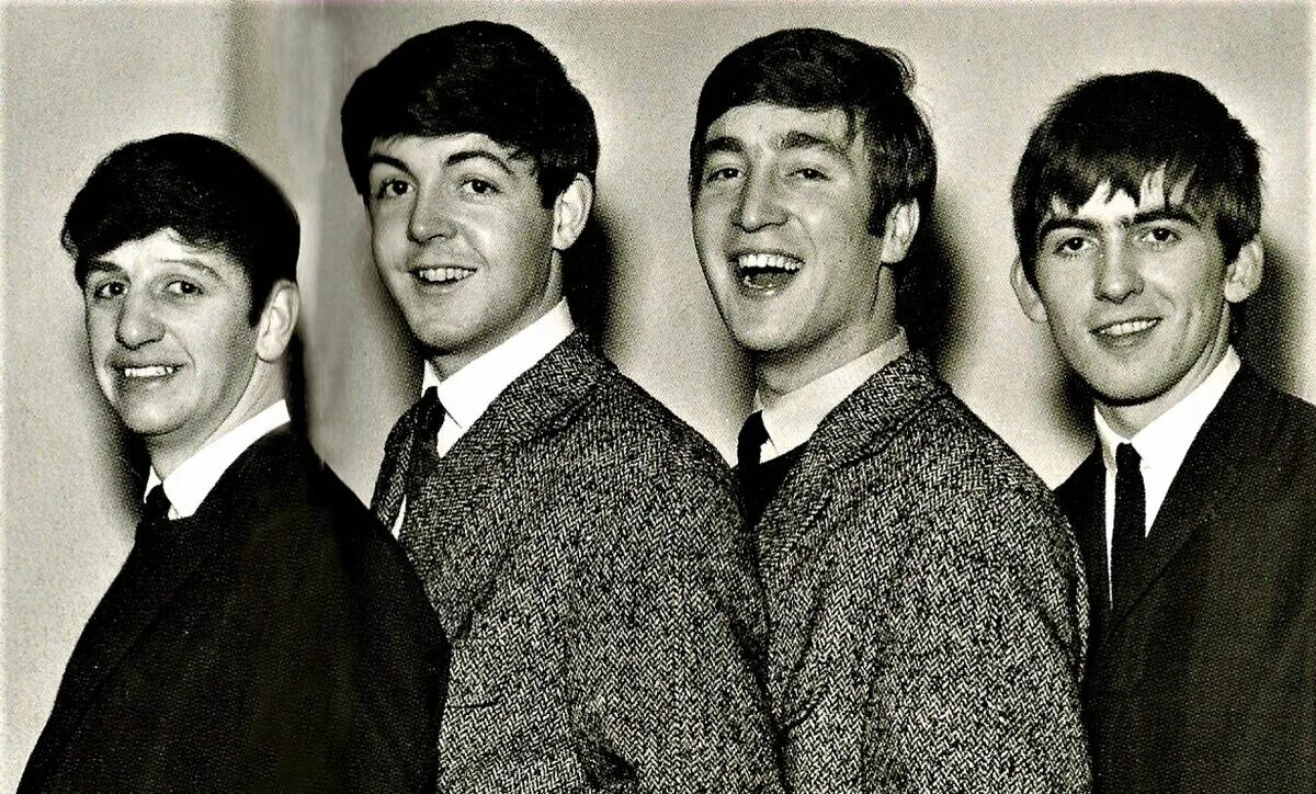 The beatles в молодости. Битлз в гамбурге 1960. Элтон джон в группе битлз. Битлз состав группы. Группа битлз лет.