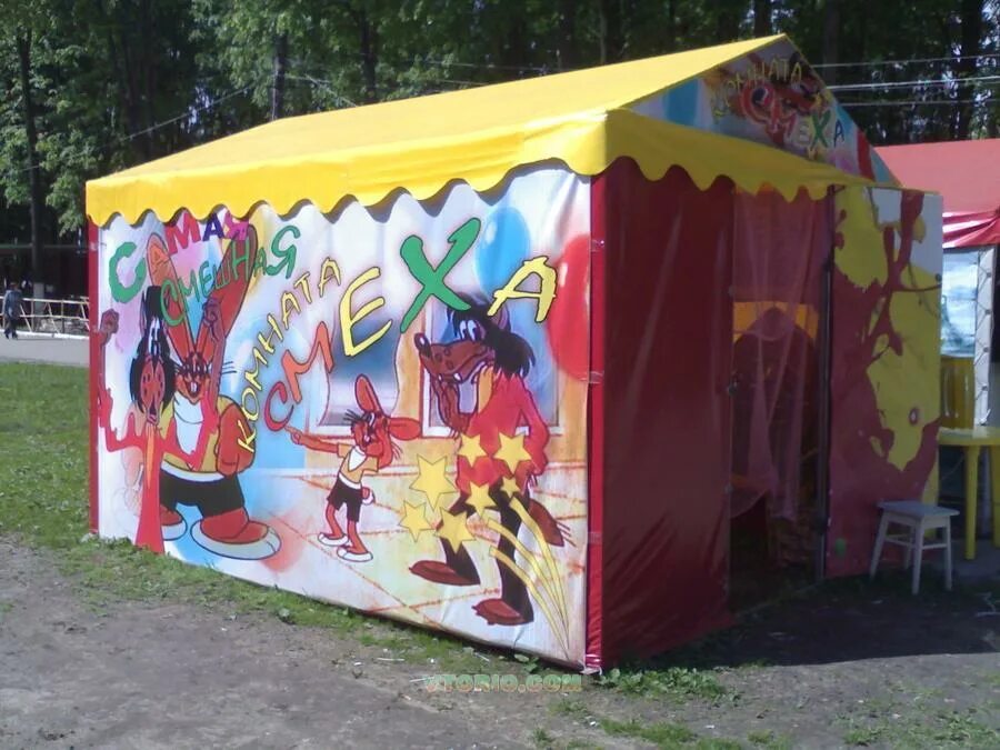 Зеркальный лабиринт ижевск италмас. Парк аттракционов комната смеха. Комната смеха картинки. Музей эмоций в санкт-петербурге. Комната смеха в парке.