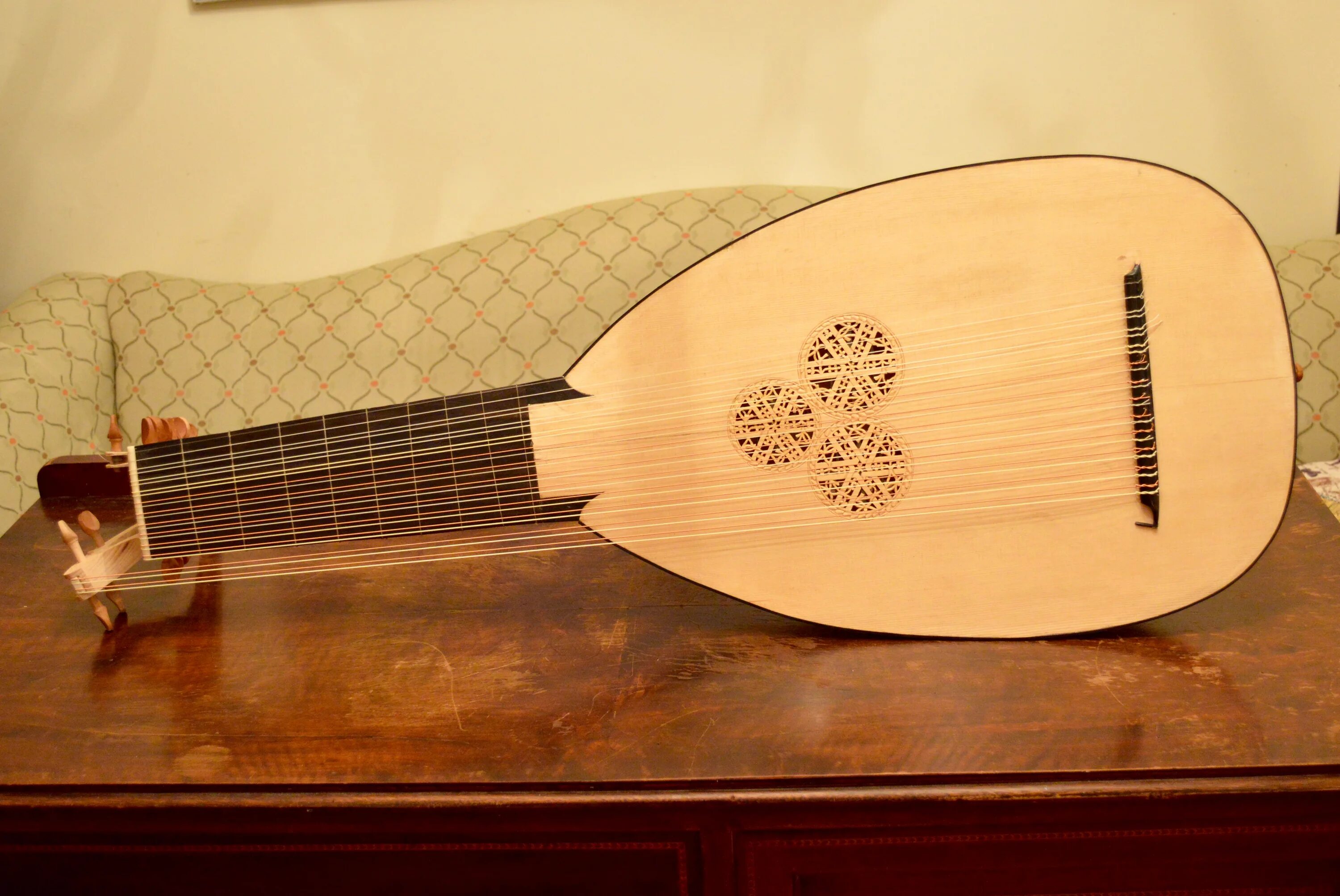 Lute x adam ship. Лютня барокко. барокко лютня инструмент. lute 220x100. барочная гитара.