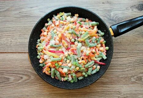 Мексиканская смесь с рисом на сковороде