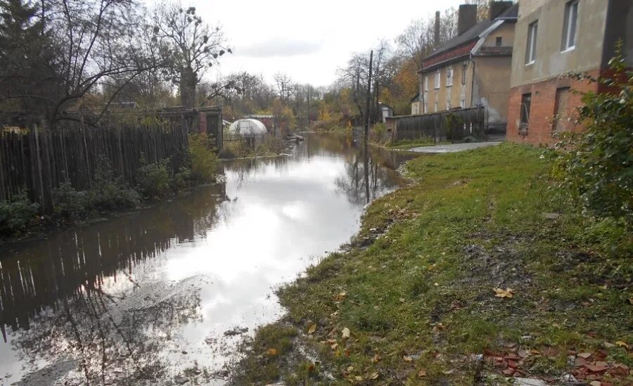 Вода в максимовке уфа. Талые воды. Подтопление. Подтопление. Подтопление территории.