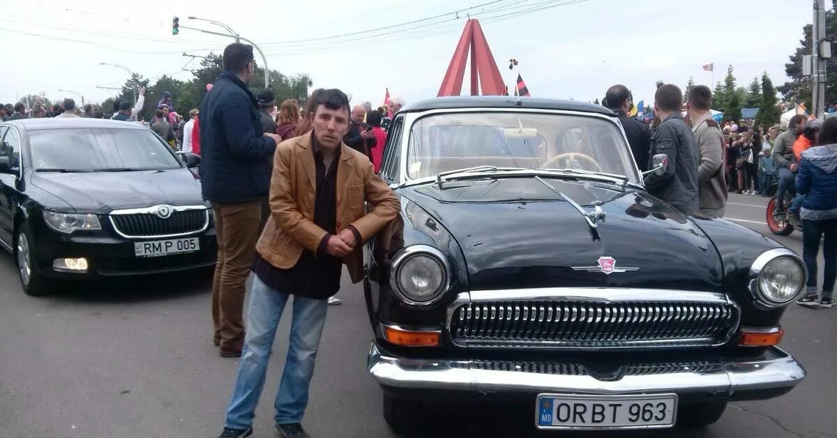 Река волга хозяйственное использование реки. Газ 24 волга классика. Девушки и ретро автомобили. Волга и человек. Река волга использование реки человеком.