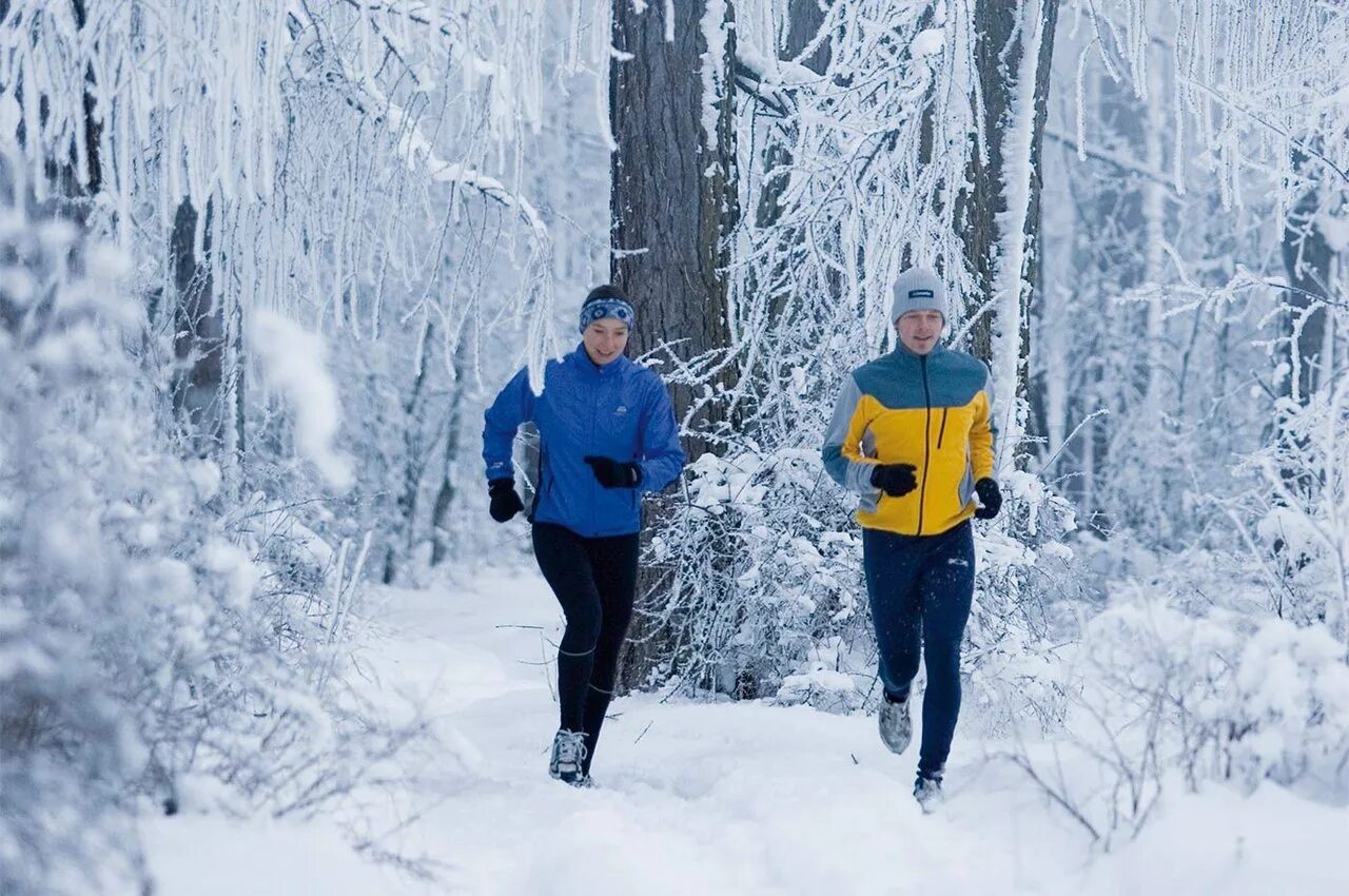 Зимние занятия спортом. Пробежка зимой. Физическая активность зимой. Здоровье зимой. Здоровый образ жизни зимой.