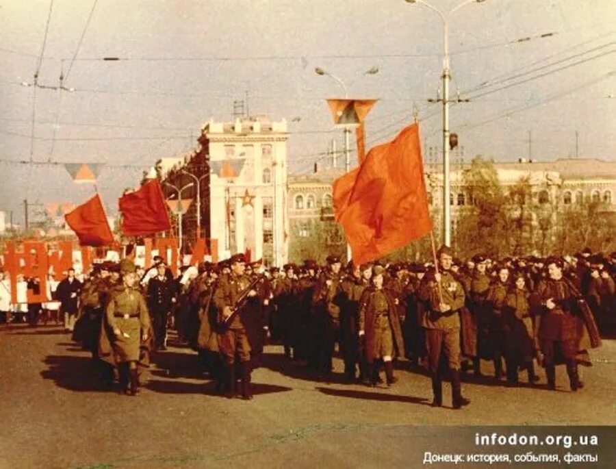 7 ноября 47. 7 ноября 1967. демонстрация 7 ноября 1967 года в москве. праздничная демонстрация 7 ноября 1964 года. демонстрация 7 ноября в ссср фото.