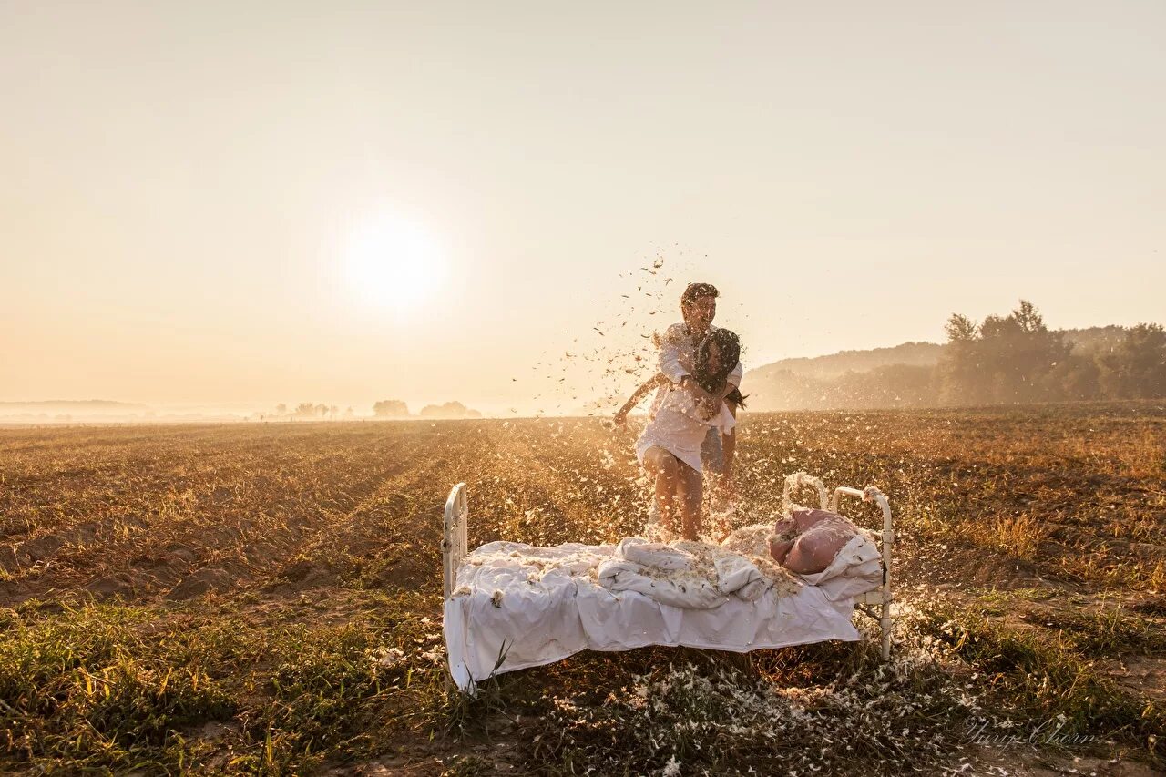 Песня на простыне двое играли. Фотосессия в поле. Девушка в поле. Фотосет в поле. Фотосессия в поле в простыне.