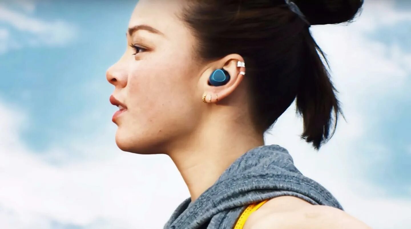 Наушники Samsung Gear ICONX. Беспроводные наушники в ушах. Наушники с ушами. Беспроводные наушники девушка. Песня наушники в уши