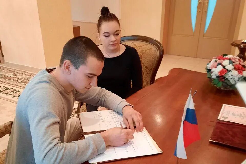 В каком загсе расписывают. Расписаться в загсе. пары в загсе. загс фото дорогой. отменила регистрацию в загс.