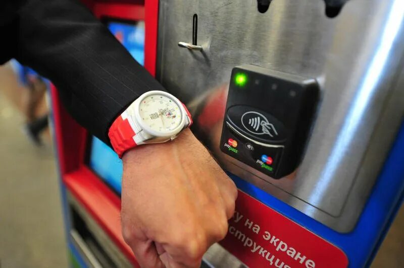 Проезд часы. Nfc браслеты метро тройка. валидатор в метро москвы. часы метрополитен. часы в московском метро.