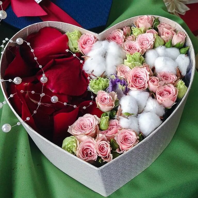 шикарные подарки и цветы. букет в коробочке. красивый букет в подарок женщине. красивый букет в подарок женщине. букет "женщине".