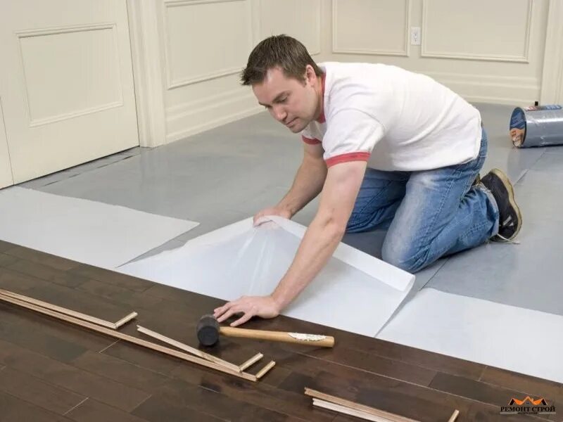 Floor guide. Укладка ламината. мастер укладывает ламинат. laminate flooring installation.