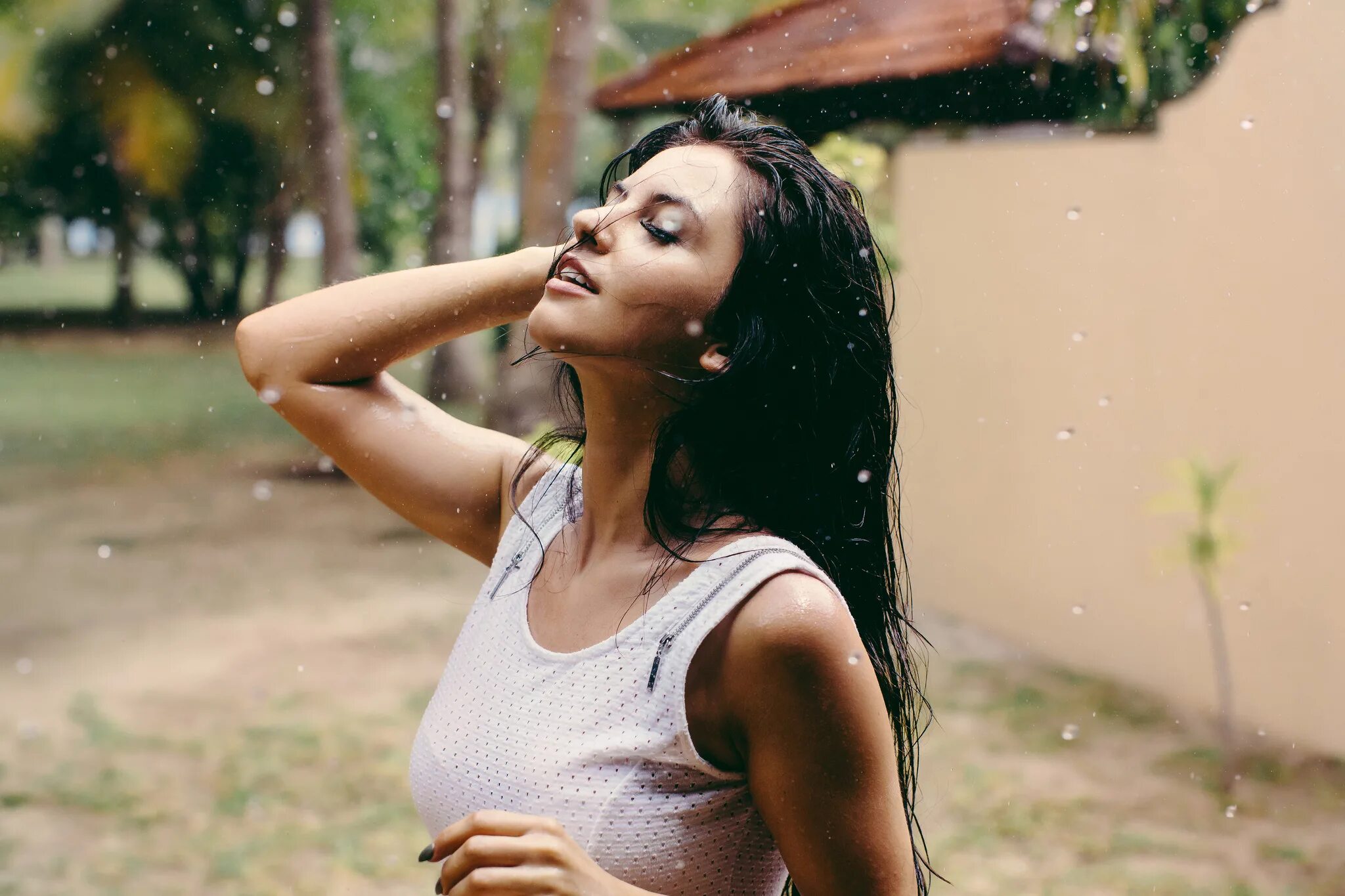 Женщина брюнетка видео. Aurela Skandaj. Модель Aurela Skandaj. Девушка под дождем. Девушка дождь.