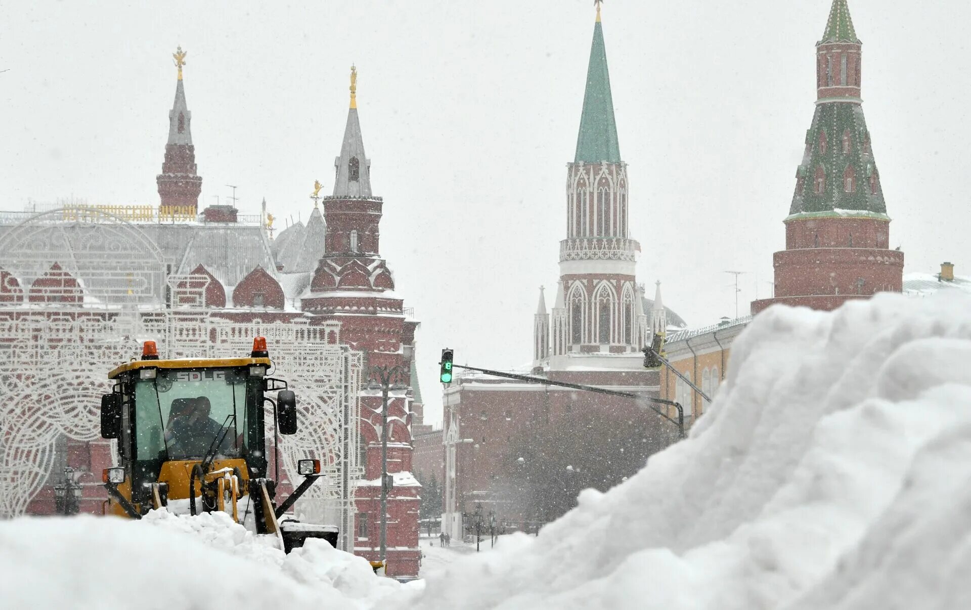 В москве будет метель. Снежный апокалипсис в москве. сугробы в москве 2025. снег в москве. сугробы в москве.