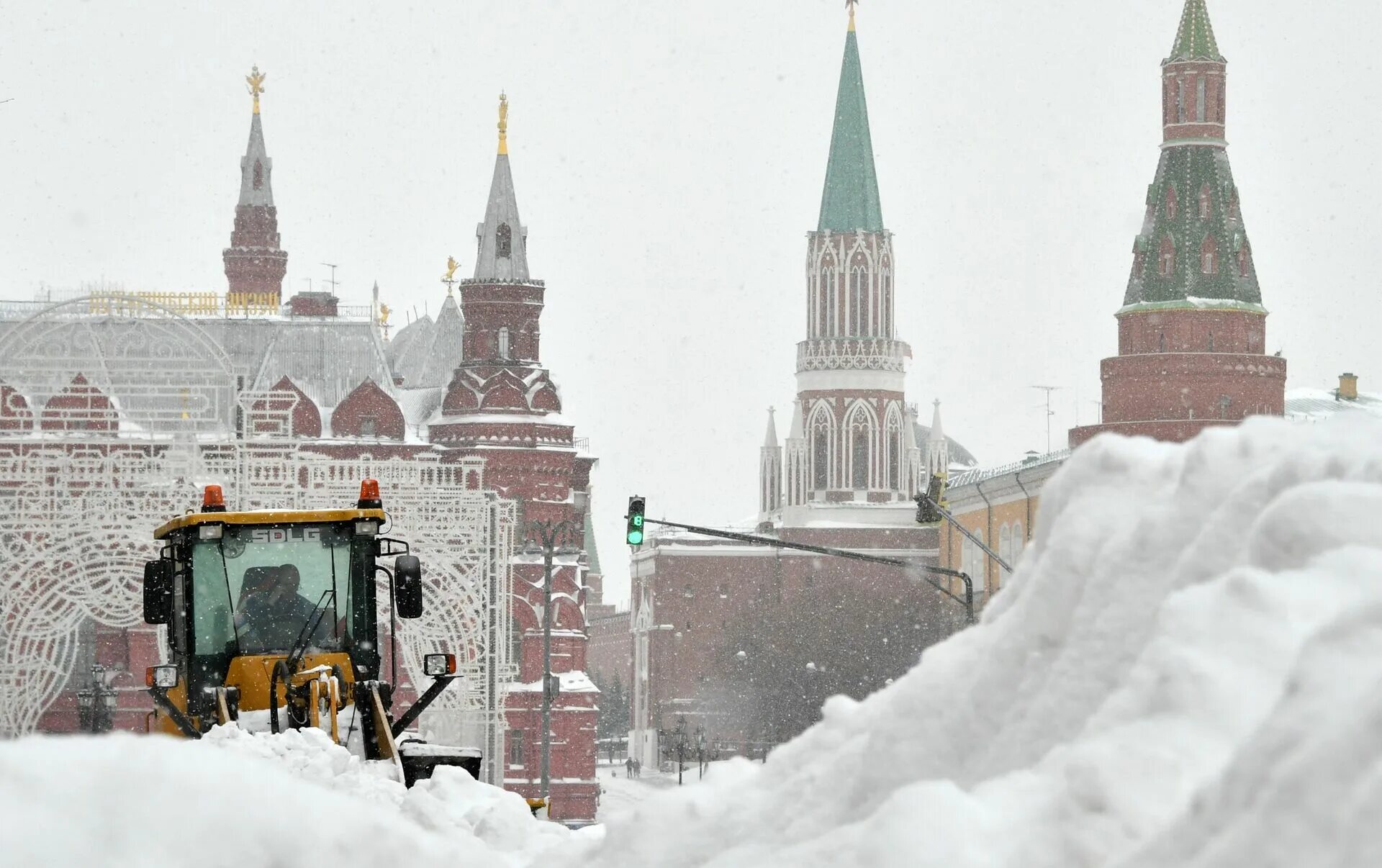 Почему сегодня снег. Москва снегопад 2021. Снежный апокалипсис в Москве. Сугробы в Москве 2022. Снег в Москве.